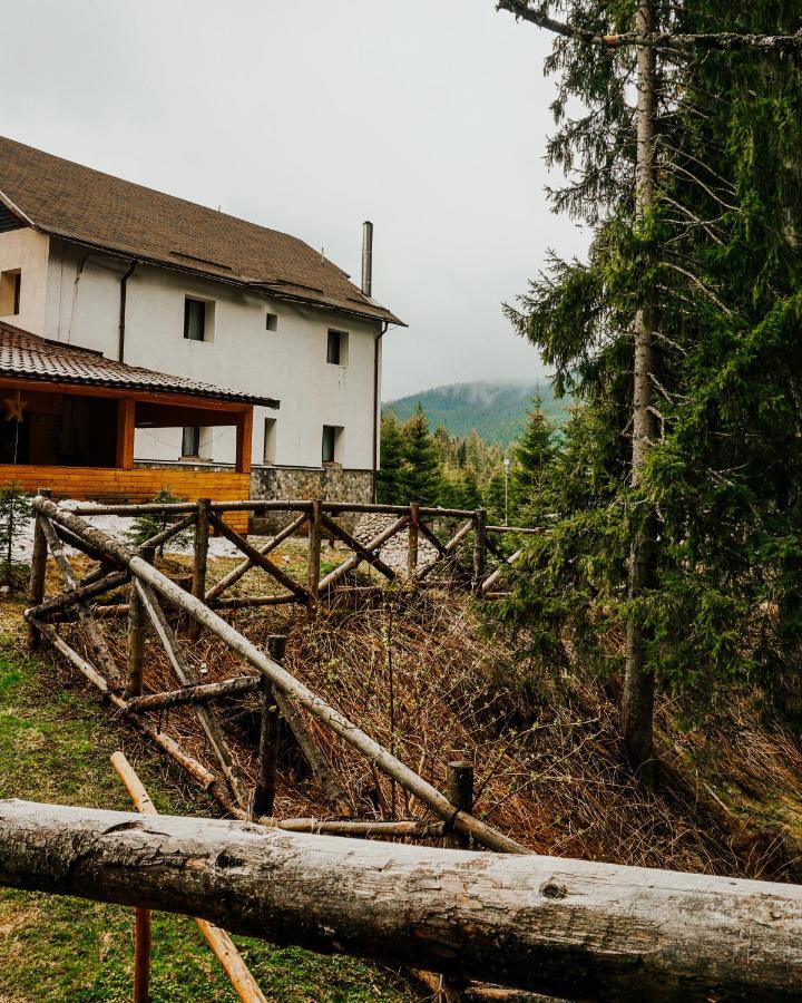 Laptici - Statiunea Pestera-padina, Bucegi Cabană *