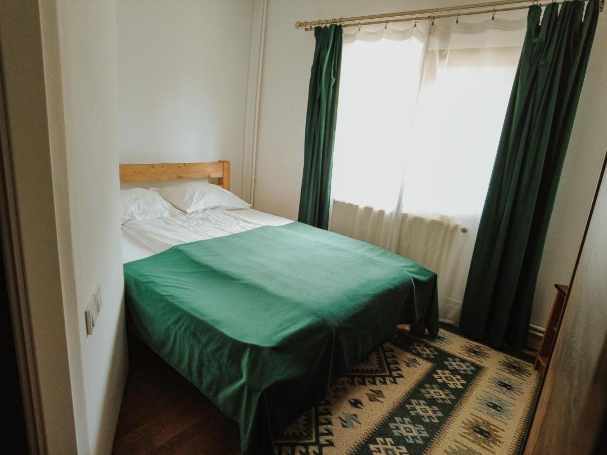 Laptici - Statiunea Pestera-padina, Bucegi Cabană