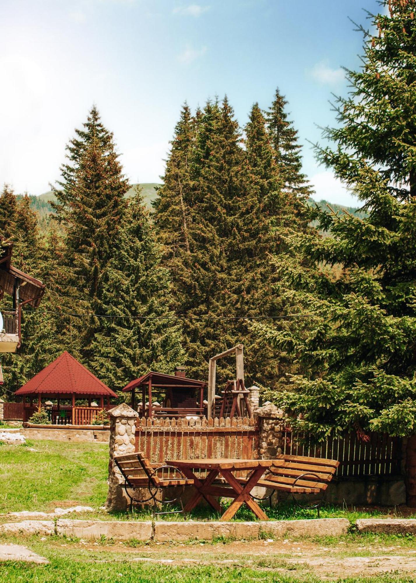 Laptici - Statiunea Pestera-padina, Bucegi Cabană *
